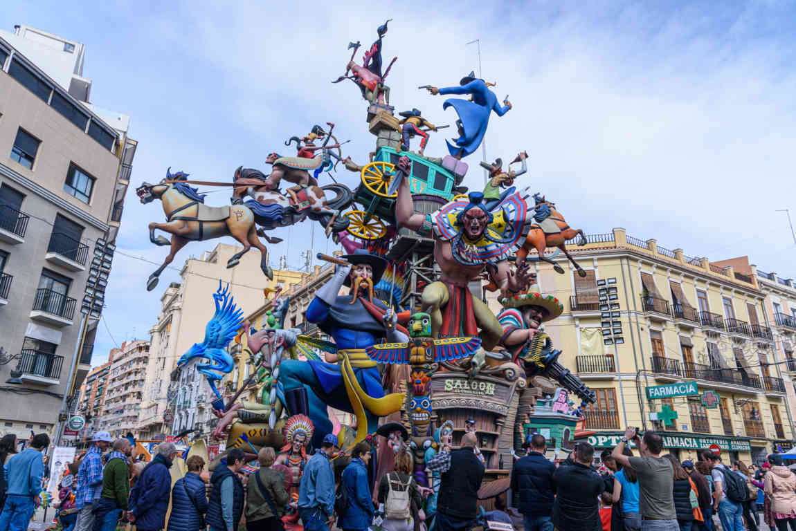 Valencia - fallas 2023 - 3 premio - falla Convento Jerusalén-Matemático Marzal - Por un puñado de euros 01 .jpg
